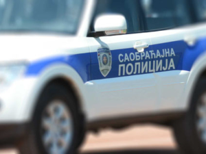 Малолетник бежао од полиције у Врању, ударио у службено возило и повредио неколико полицајаца