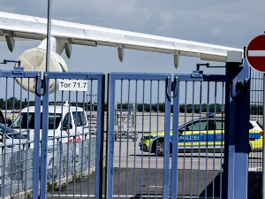 Мистериозни упад на аеродром у Немачкој – пробијена ограда код авиона "Антонов", ни трага од возила и уљеза