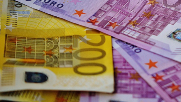 Долар узвраћа ударац, евро на најнижој вредности у последњих 17 месеци