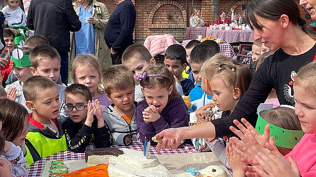 Паноникум: Роде као део локалне заједнице