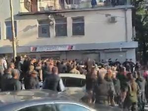 МУП: Два полицајца повређена у Лазаревцу, нападачи их гађали каменицама и пиротехником