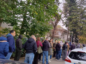 Грађани Србије гласају на ванредним парламентарним изборима – редови испред бирачких места