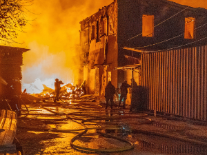 Руски напад на Харков, погођен теретни брод у Црном мору – страни новинари у хуманитарној мисији у Олешком