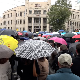 Последњих 16 минута тишине испред Правног факултета у Београду – беле руже за жртве пада надстрешнице