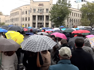 Последњих 16 минута тишине испред Правног факултета у Београду – беле руже за жртве пада надстрешнице