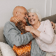 Савети за разговор са особама које пате од деменције – успорите, слушајте и пустите их да воде разговор