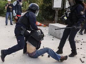 Протести у Француској – средњошколци позивају на "четврти чин", полиција одустаје од шок-бомби