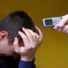 Два млада Шпанца лече зависност од мобилног телефона