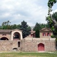 Aгресивни папараци на имању пара Џоли-Пит