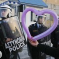 Грчки студенти упали на државну телевизију