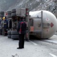 Из преврнуте цистерне исцурео мазут