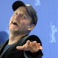 Вуди Харелсон саосећа са америчким војницима