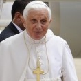 Папа ушао у џамију у ципелама
