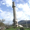 Џамија са минаретом и крстом