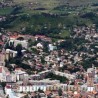Камион улетео у кућу, погинуло троје деце