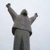 Кукасти крстови на споменику народном хероју 