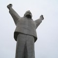 Кукасти крстови на споменику народном хероју 