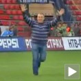 Навијач постигао гол из пенала