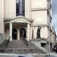 Напали медицинско особље и полицајце