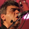 Црни Зуб свира са пријатељима