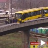 Аутобус пробио банкину на Газели