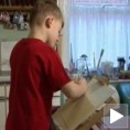 Клинац слика као Моне 