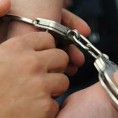 Полицајац ранио два младића 