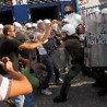 Сукоб камионџија и полиције у Пиреју