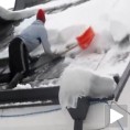 Завејан у свом дворишту