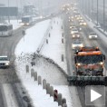 Отежан саобраћај због снега