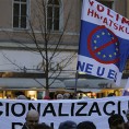 Протести пред зградом ХТВ-а