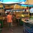 Пијаца пуна - купаца ниоткуда 