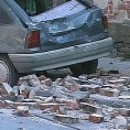 Обрушио се кров на пролазнике