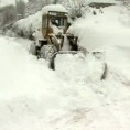 Снег блокирао локалне путеве