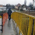 Уклоњена жива са моста 