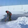 Рибочувари разбијају лед 