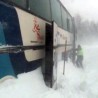 Евакуисани путници из завејаног аутобуса 