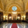 Парфимерија краљица, глумица и песника