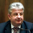 Пуцано у ваздух из возила у покрету