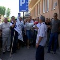 Протест због неоверених књижица