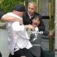 Кидиса оборили на земљу испред хотела