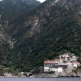 Калуђери каменицама на извршитеље