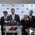 Напредњаци чисте пред својом кућом