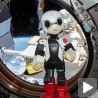 Робот-астронаут ћаскао са правим космонаутом