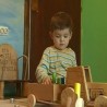Њему играчке праве родитељи