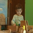 Њему играчке праве родитељи