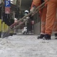 Снег изненадио пешаке