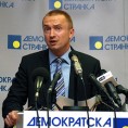 Демократе туже напредњаке