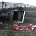 Јагодина, камион слетео у корито реке