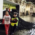 Истоварили угаљ испред Јелисејске палате